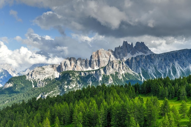 Paesaggio panoramico dei Cinque Torri nelle Dolomiti italiane