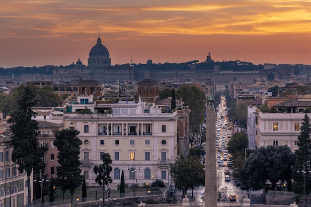 Paesaggio panoramico della città dal punto di vista di Pincio al tramonto contro il cielo colorato Roma Italia