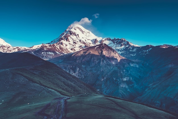 Paesaggio panoramico della montagna innevata Kazbek