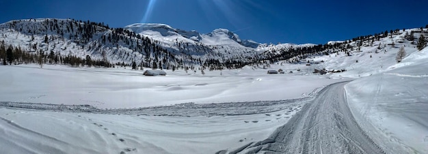 Paesaggio panoramico delle Dolomiti in inverno innevato