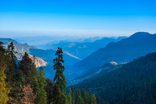 Paesaggio panoramico delle montagne dell'Himalaya India