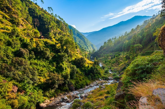 Paesaggio panoramico delle montagne dell'Himalaya India