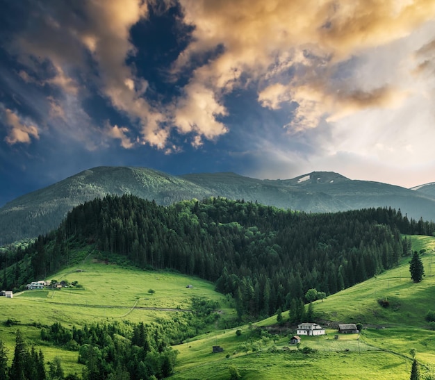 Paesaggio panoramico di montagna al tramonto