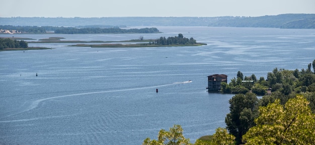 Paesaggio panoramico estivo del fiume Dnipro Kaniv serbatoio d'acqua Regione di Kiev Ucraina