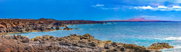 Paesaggio panoramico Le grotte di lava di Los Hervideros nell'isola di Lanzarote, punto di riferimento nelle isole Canarie.
