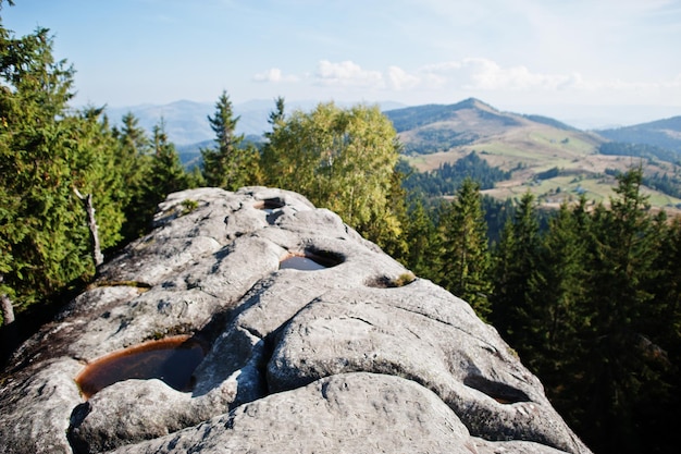 Paesaggio panoramico nelle montagne dei Carpazi Montagna rocciosa dipinta