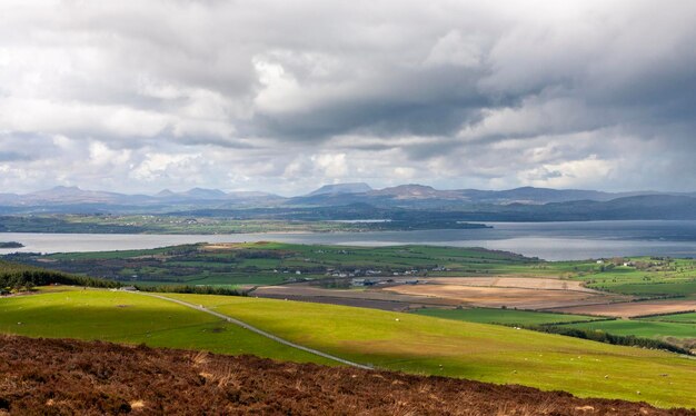 Paesaggio panoramico Vista di Lough Foyle e Lough Swilly dalla cima di Grianan of Aileach Un antico forte in pietra nel Co Donegal in Irlanda