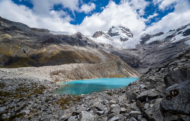 Paesaggio peruviano di lagune e montagne innevate