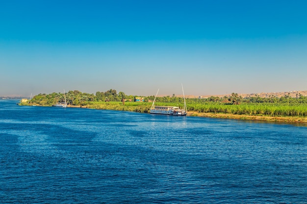 Paesaggio pittoresco del fiume Nilo Crociera sul Nilo Vista della costa Aswan Egitto 20 ottobre 2023