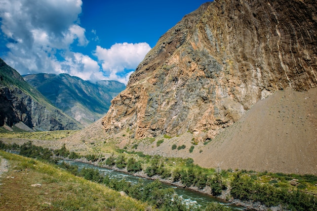 Paesaggio pittoresco delle montagne rocciose di Altai e del fiume Chulyshman
