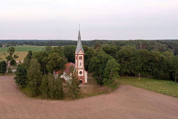 Paesaggio primaverile con la vista del drone della Chiesa evangelica luterana di Krimulda Lettonia