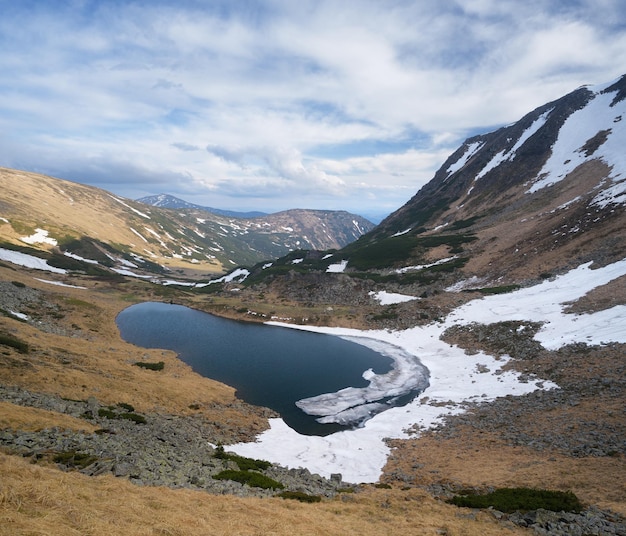 Paesaggio primaverile con un lago di montagna