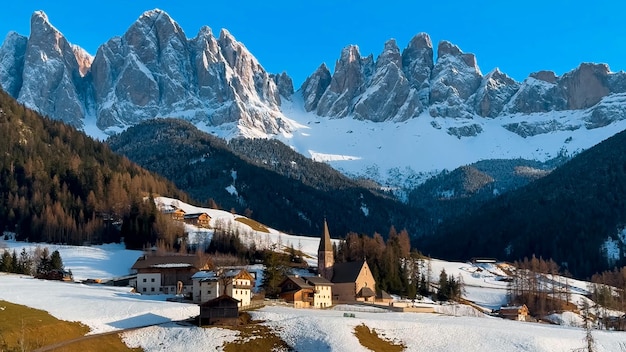 Paesaggio primaverile Dolomiti Alpi villaggio di Santa Maddalena valle di Val di Funes Alto Adige Italia