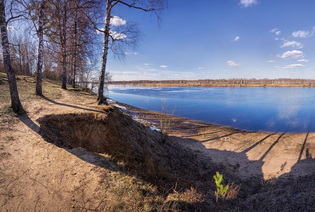 Paesaggio primaverile sulle rive del Volga a Tver