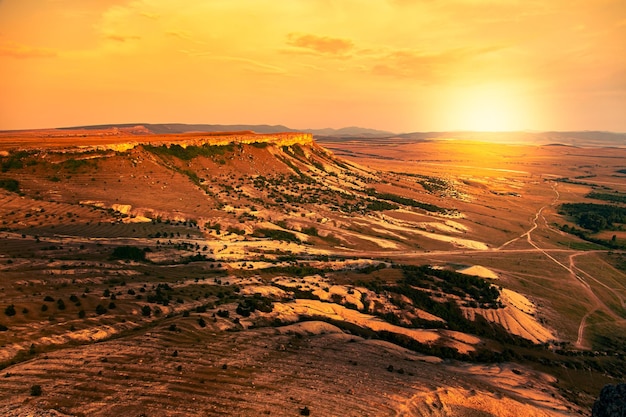 Paesaggio roccioso al tramonto Il sole tramonta sulla valle