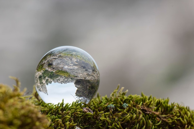 Paesaggio roccioso con sfera di cristallo, Malaga, Spagna