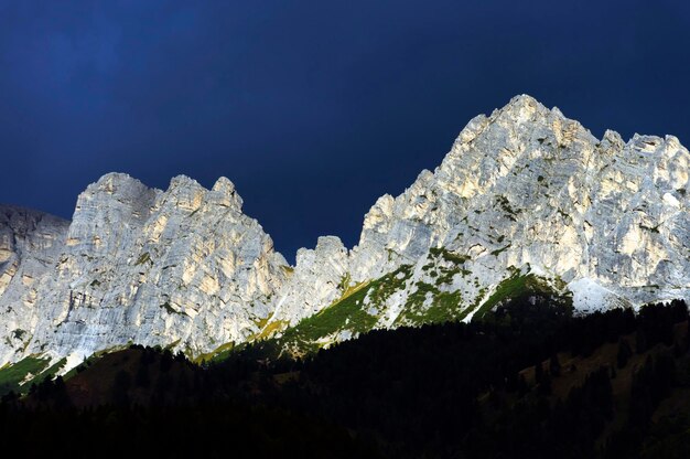 Paesaggio roccioso contro il cielo blu