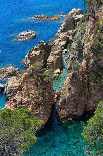 Paesaggio roccioso della costa del mare di estate (Catalogna, Spagna). Vista dall'alto.