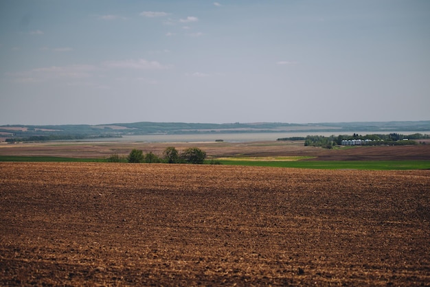 Paesaggio rurale con casale in lontananza