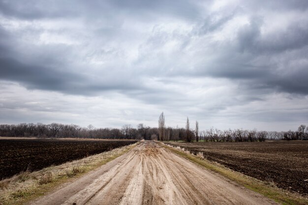 Paesaggio rurale con strada e campo con un bel cielo