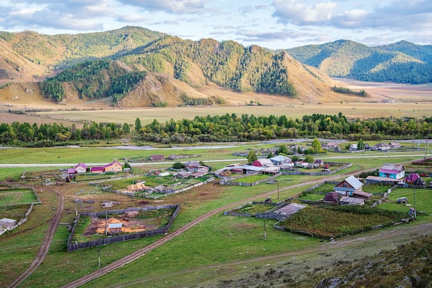 Paesaggio rurale di montagna autunnale con un villaggio Russia montagna Altai villaggio di BichiktuBoom