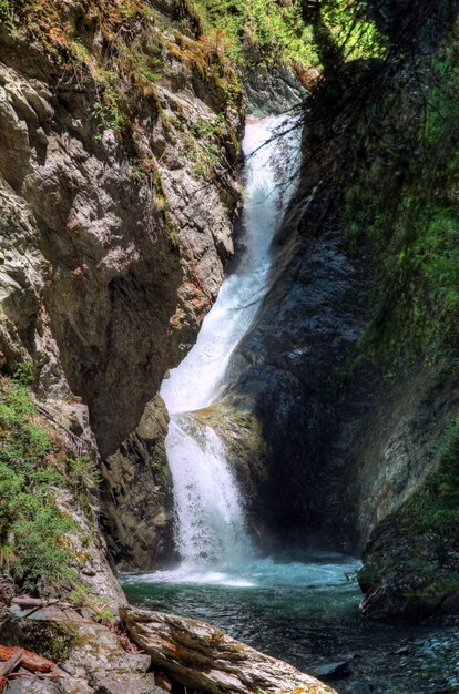 Paesaggio rurale francese in zona di montagna con cieli drammatici