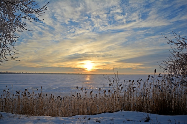 Paesaggio rurale invernale Lago in inverno.