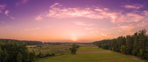 Paesaggio rurale la sera con il bel cielo ardente Veduta aerea Banner orizzontale