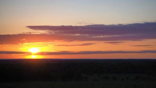 Paesaggio rurale. Un bel tramonto su una collina e una foresta che si estende fino all'orizzonte. Leningrado