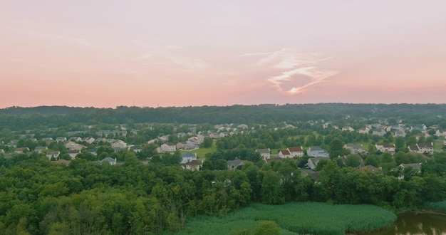 Paesaggio scenico americano di estate della cittadina di campagna a East Brunswick New Jersey con antenna