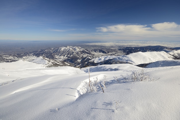 Paesaggio scenico di inverno nelle alpi italiane con neve.