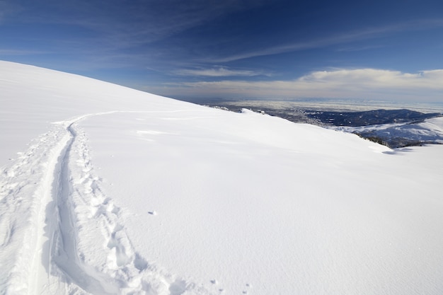 Paesaggio scenico di inverno nelle alpi italiane con neve.