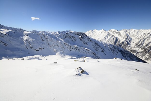 Paesaggio scenico di inverno nelle alpi italiane con neve.