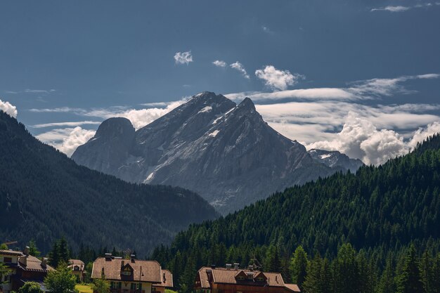 Paesaggio scenico e costruzione vicino alla montagna rocciosa