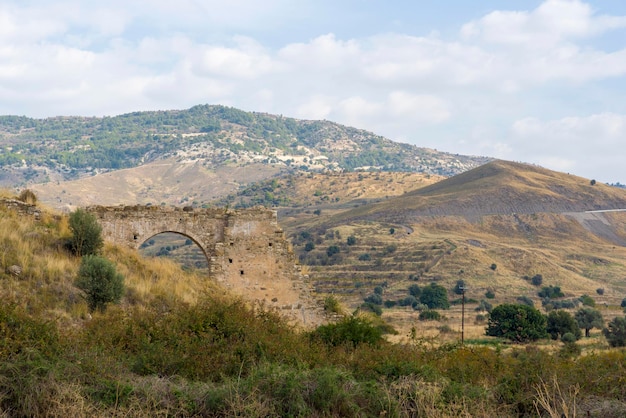 Paesaggio secco di Cipro con campi Colline terrazzate vicino a Kaithikas Paphos