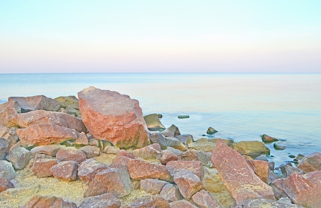 Paesaggio selvaggio del mare con la costa pietrosa. Paesaggio romantico mare