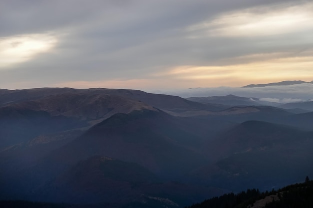 Paesaggio serale con cime e valli Montagne Ciucas in Romania