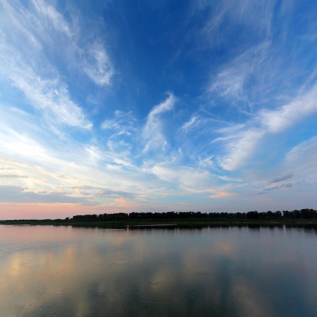 Paesaggio serale con fiume