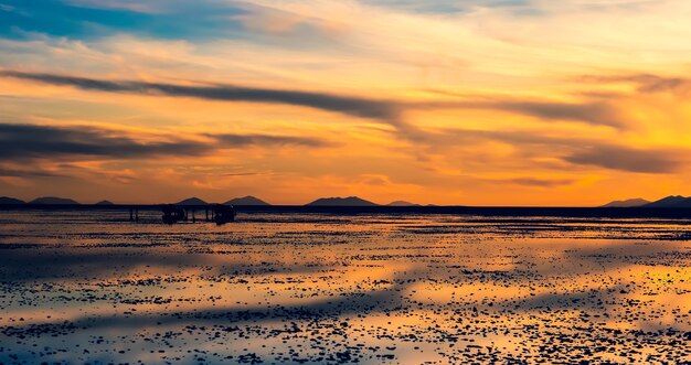 Paesaggio serale di salar de uyuni al tramonto con riflesso superficiale