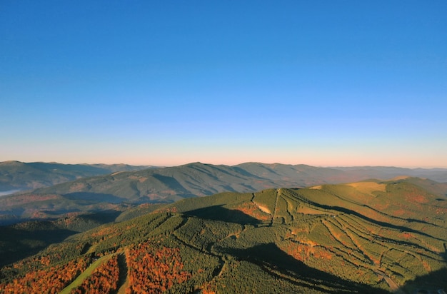 Paesaggio soleggiato della montagna dei Carpazi