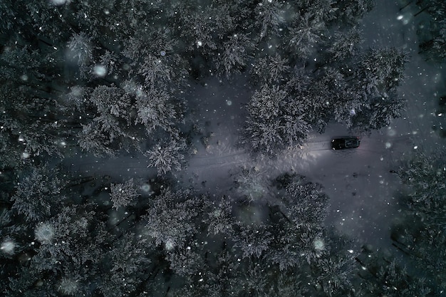 paesaggio stradale invernale, bella vista su una strada innevata