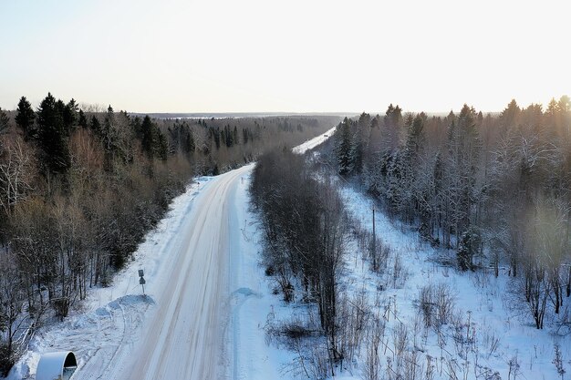 paesaggio stradale invernale, bella vista su una strada innevata