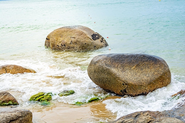 Paesaggio su una spiaggia brasiliana con rocce cielo e mare nella regione meridionale del paese stato di santa catarina spiaggia conosciuta come 'laranjeiras'