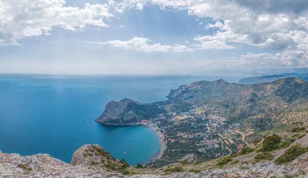 Paesaggio suggestivo con vista sulla città turistica novyi svet dalla cima del monte sokol