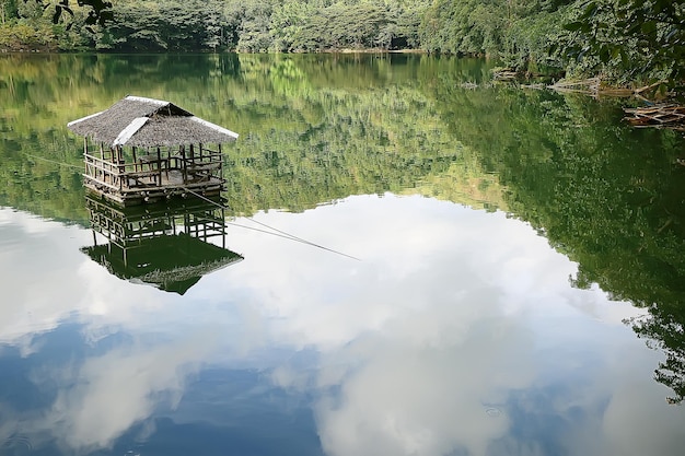 paesaggio sul lago, isole filippine / lago tropicale del vulcano con una casa galleggiante