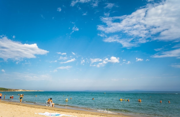 Paesaggio sulla spiaggia affollata in estate