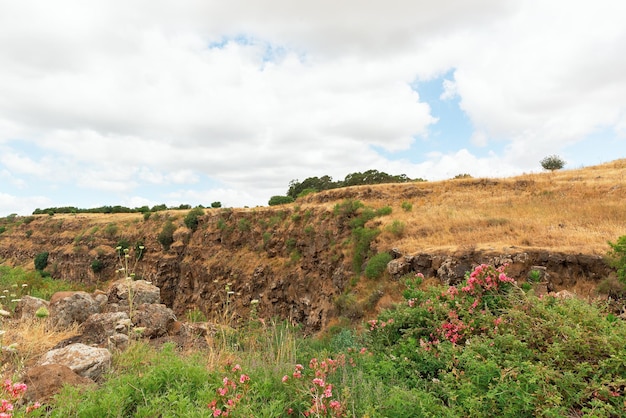 Paesaggio sulle alture del Golan contro il cielo blu in Israele