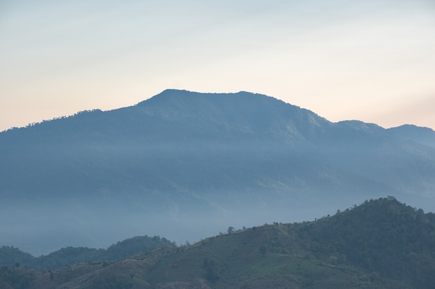 Paesaggio surreale di nebbia mattutina..Nuvole mattutine all'alba.Paesaggio di nebbia e montagne del Laos settentrionale.