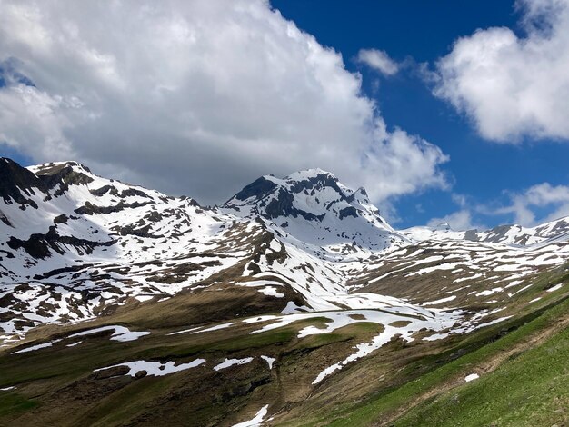 Paesaggio svizzero. Alpi. Alte montagne leggermente coperte di neve, con un cielo blu sullo sfondo.