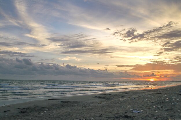 Paesaggio tramonto sul mare